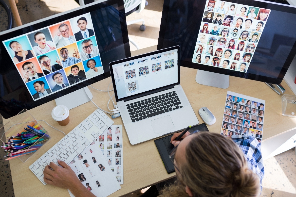 Mujer latina revisando diseños en computadora, tech jobs for latinos, tech, jobs for latinos, latinos in US, QuéOnnda