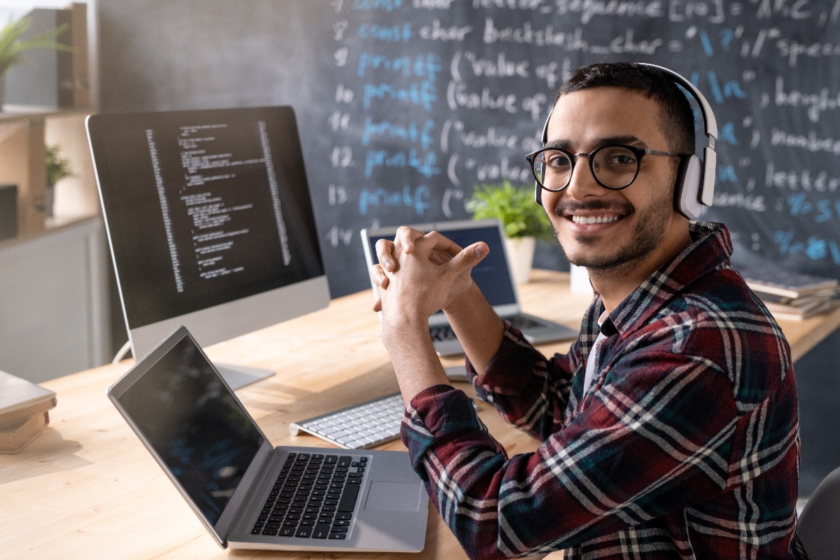 Joven latino trabajando desde laptop en oficina