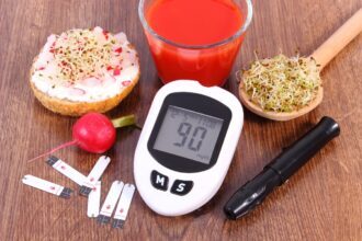 Recetas latinas diabetes hipertensión, pareja latina, pareja cocinando, Salud, QuéOnnda