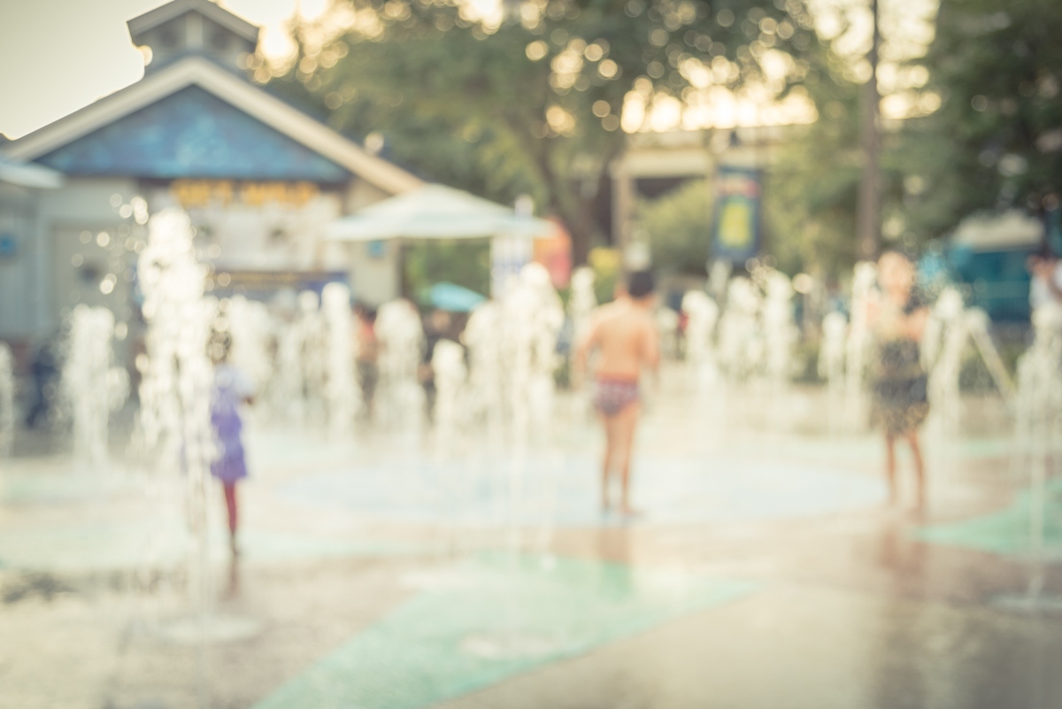 niños jugando en el agua, parque acuático, niños en el agua, niños jugando, QuéOnnda