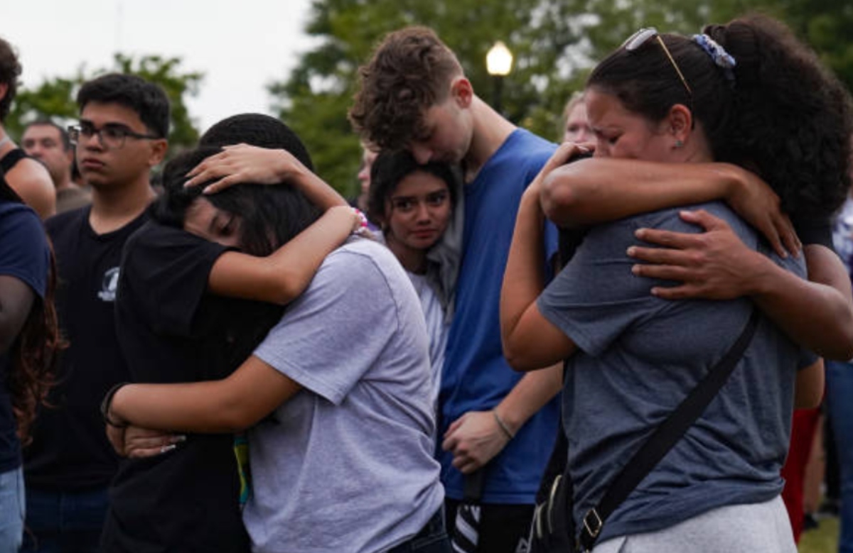 students crying, grief-stricken students, shooting, Georgia, QuéOnnda