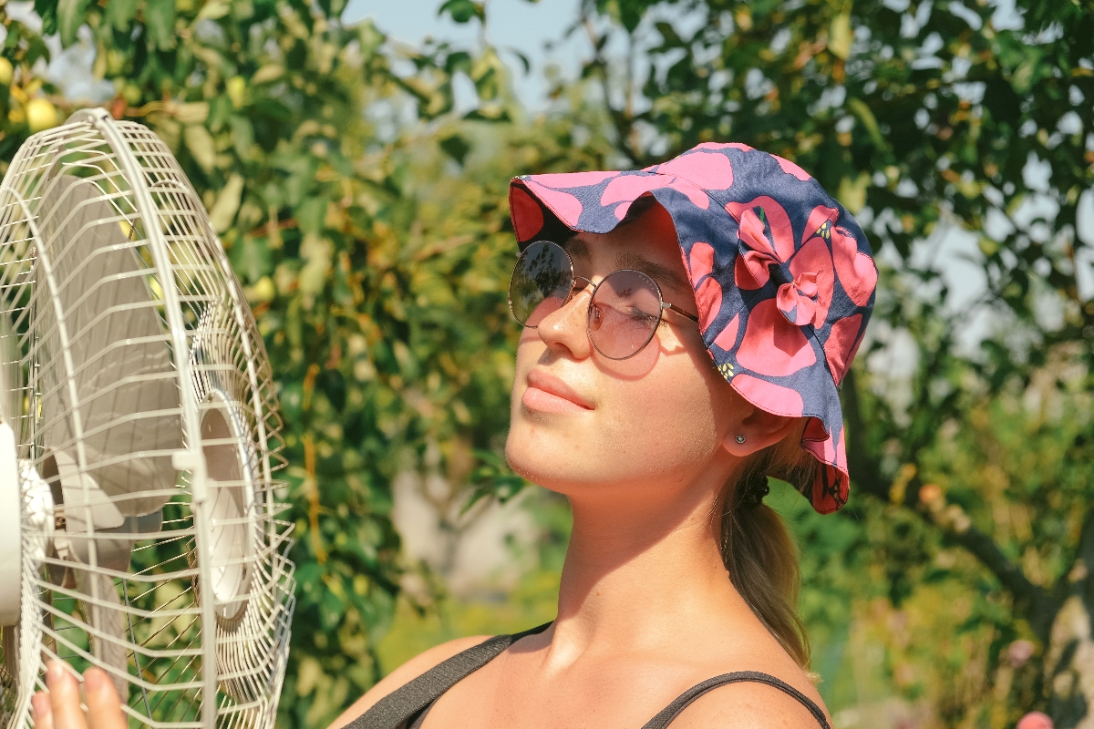 consejos calor Las Vegas, mujer con ventilador, ventilador, mujer asoleándose, QuéOnnda