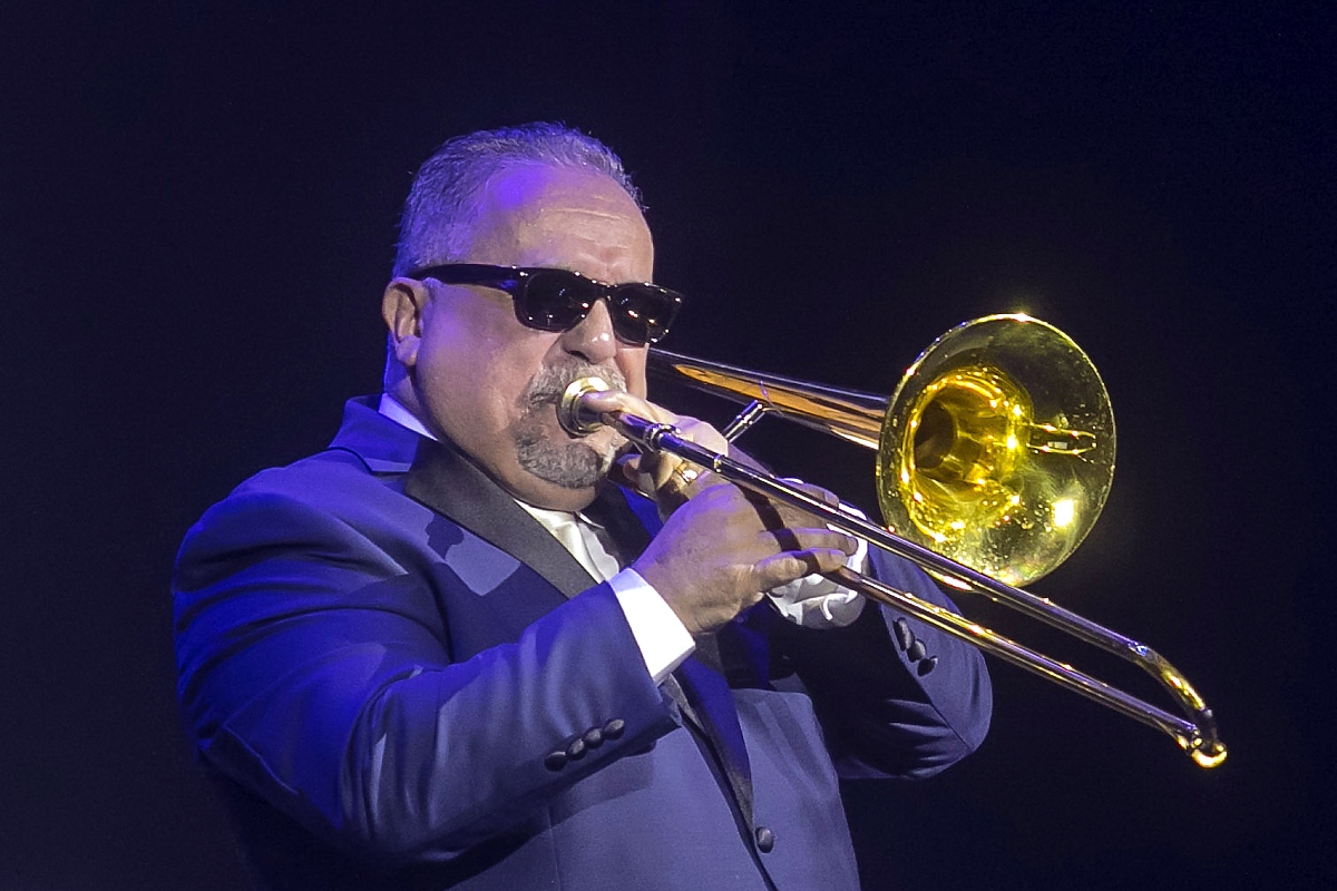 Willie Colon, artista hispano, saxofón, sax, QuéOnnda