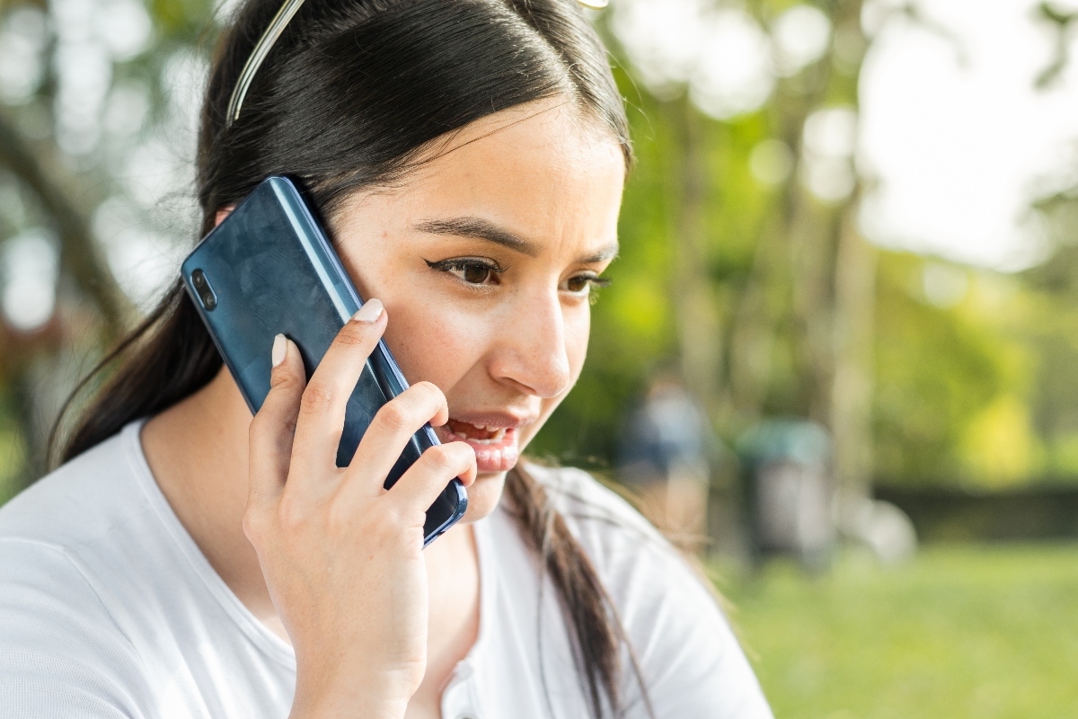 mujer latina, mujer hablando por teléfono, hablando por teléfono, mujer preocupada, QuéOnnda