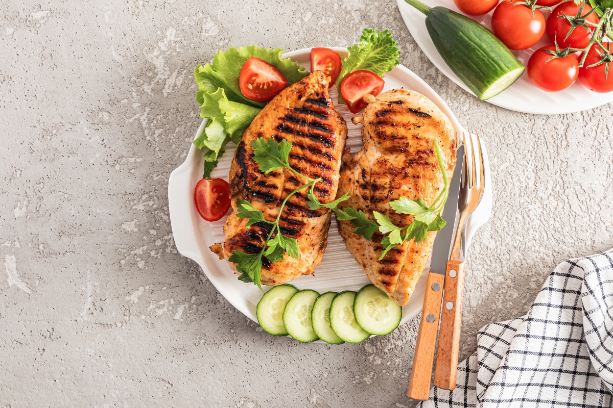 Recetas latinas diabetes hipertensión, pollo a la plancha, pepino, pollo con verduras, QuéOnnda