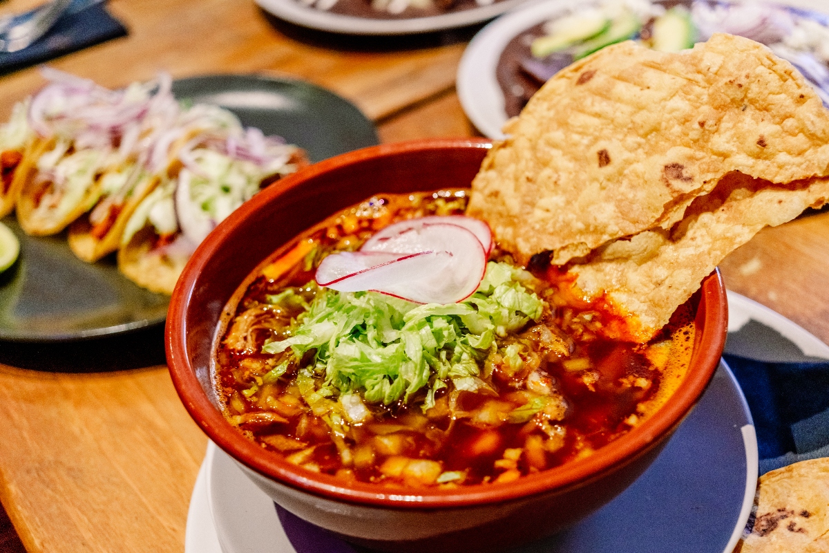 Platillos latinos saludables, pozole, plato de comida mexicana, comida mexicana, QuéOnnda