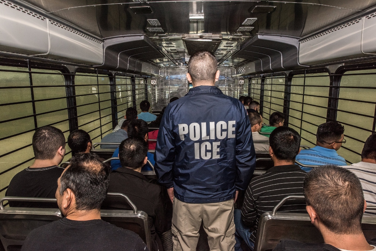 detenciones, deportaciones masivas, policía, autobús con inmigrantes, QuéOnnda
