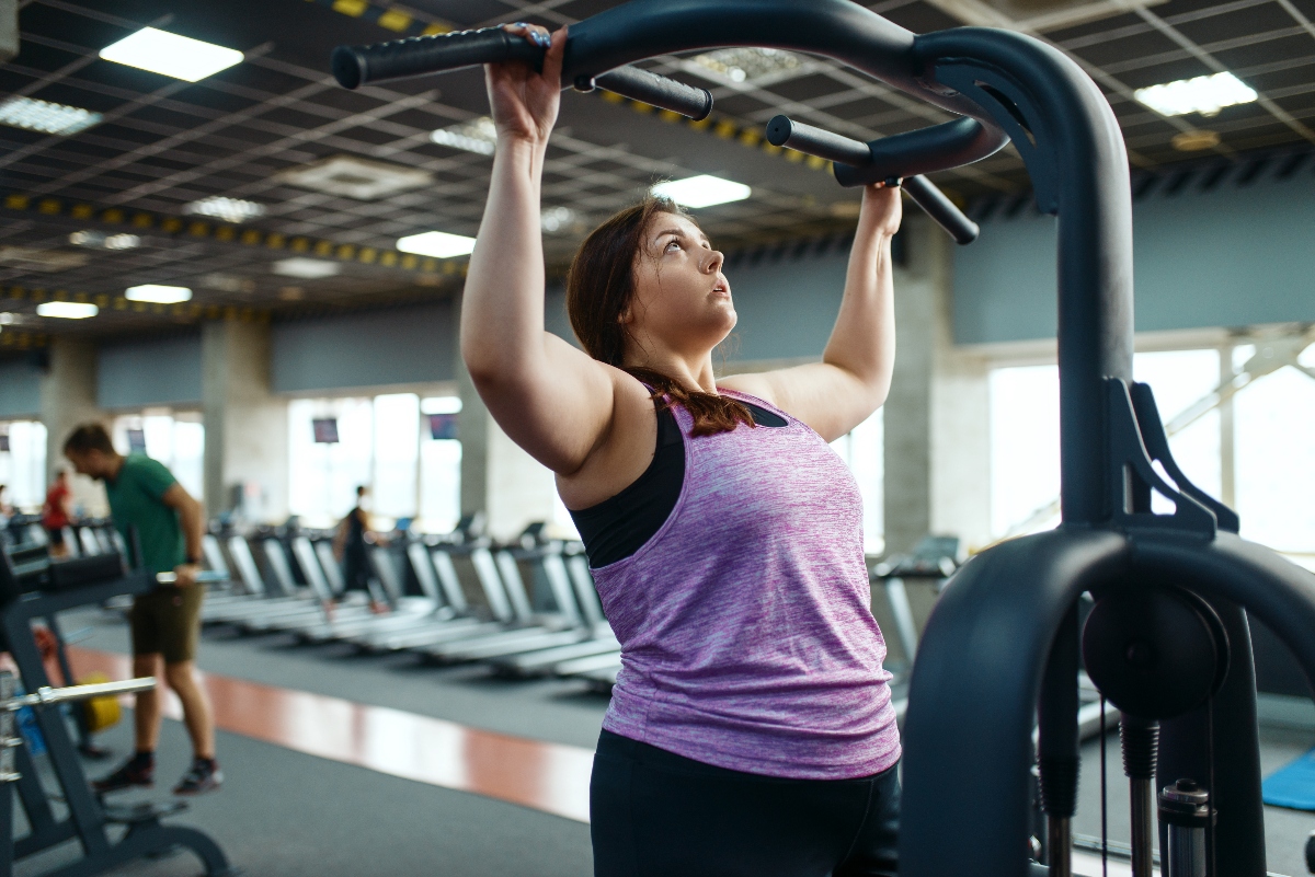 Exercise to prevent breast cancer, woman doing weights, overweight woman, Woman, QuéOnnda
