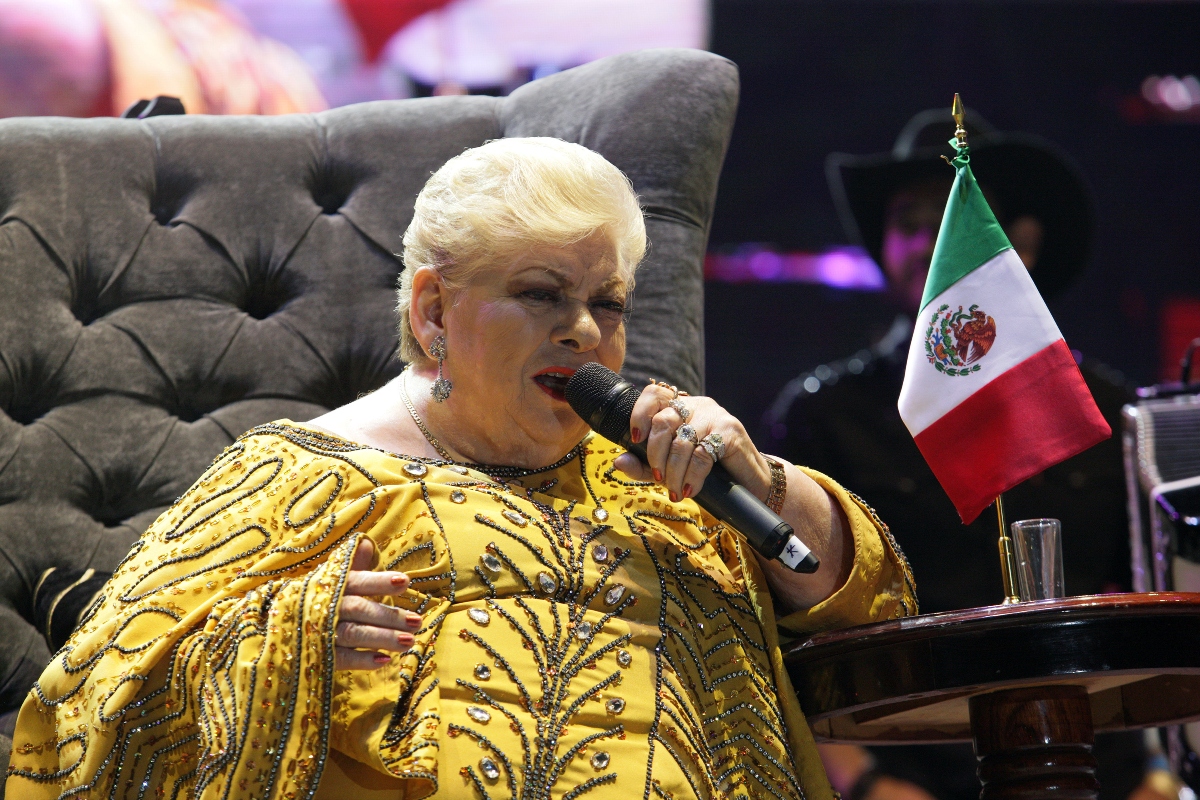 Paquita la del Barrio, press conference, mexican flag, singer, QuéOnnda