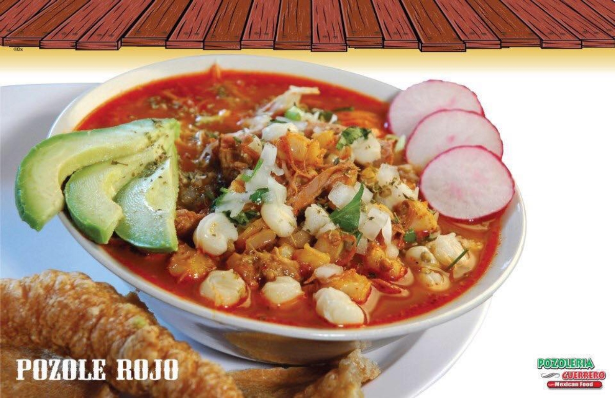 pozole rojo, aguacate, rábanos, comida mexicana, QuéOnnda