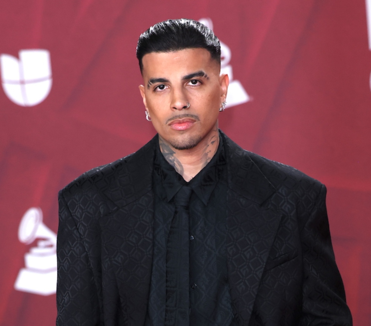 alfombra roja, traje negro, cantante, música, QuéOnnda