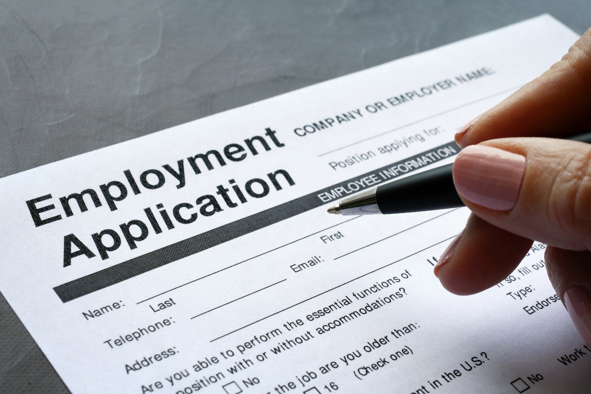 se busca empleo, se habla inglés y español, solicitud de trabajo, búsqueda de empleo, QuéOnnda