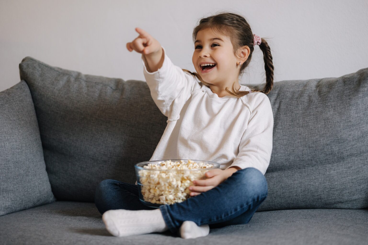 Snacks latinos saludables niños, palomitas, niña con palomitas, niña sonriendo, QuéOnnda
