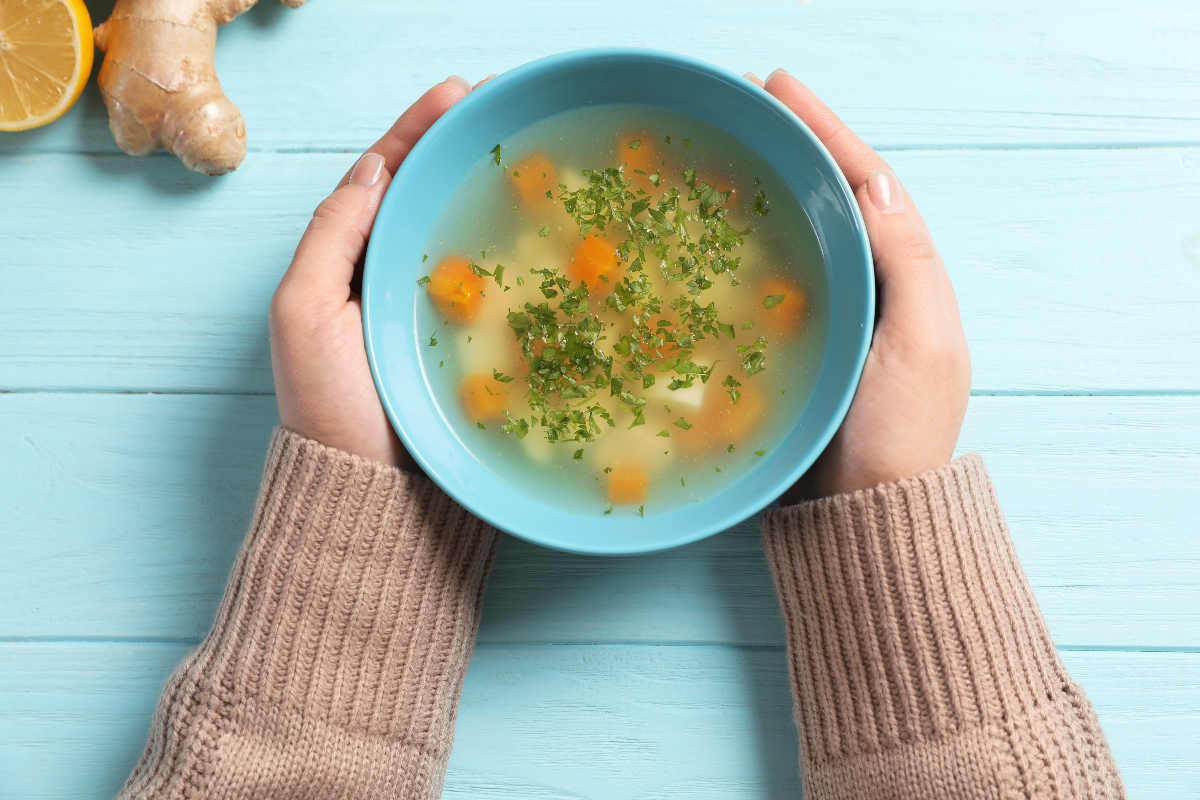 sopa de pollo, caldo, comida caliente, remedios caseros, QuéOnnda