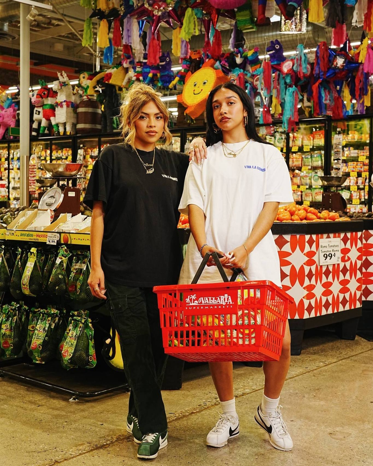 Vallarta Supermarket, adolescentes hispanas, adolescentes hispanas comprando, piñatas mexicanas, QuéOnnda