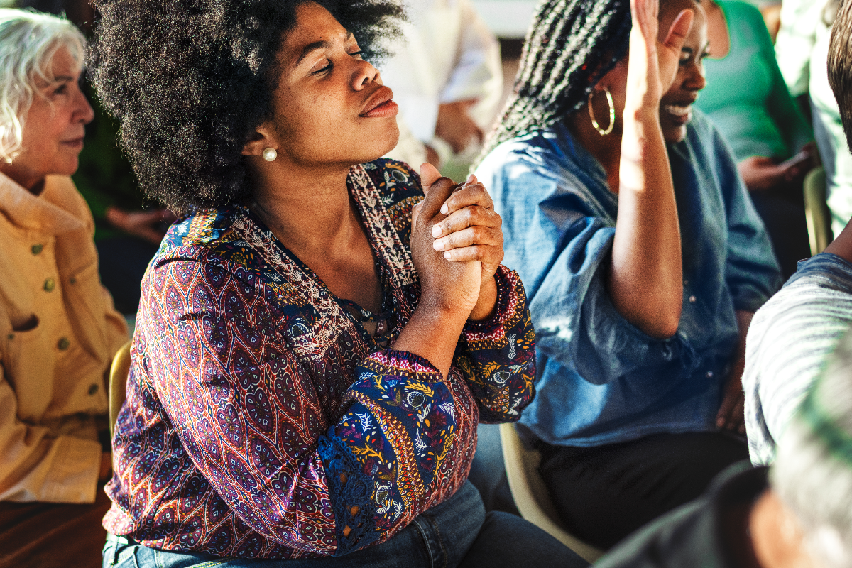 gente orando, rezando, afroamericanos, revolución espiritual, QuéOnnda
