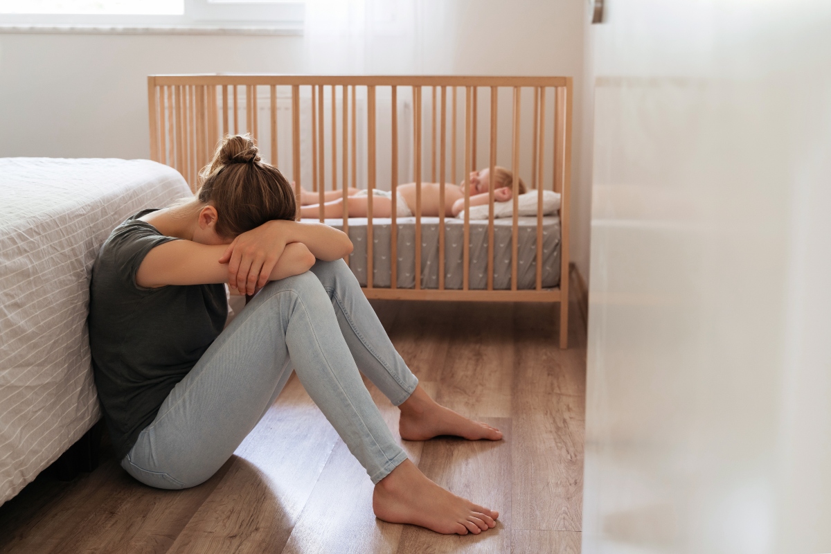 mujer cansada, bebé dormido, cuna, mamá, QuéOnnda