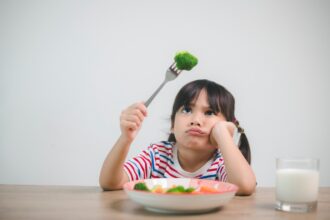 niños y verduras, niña comiendo verduras, niña hispana, Salud, QuéOnnda