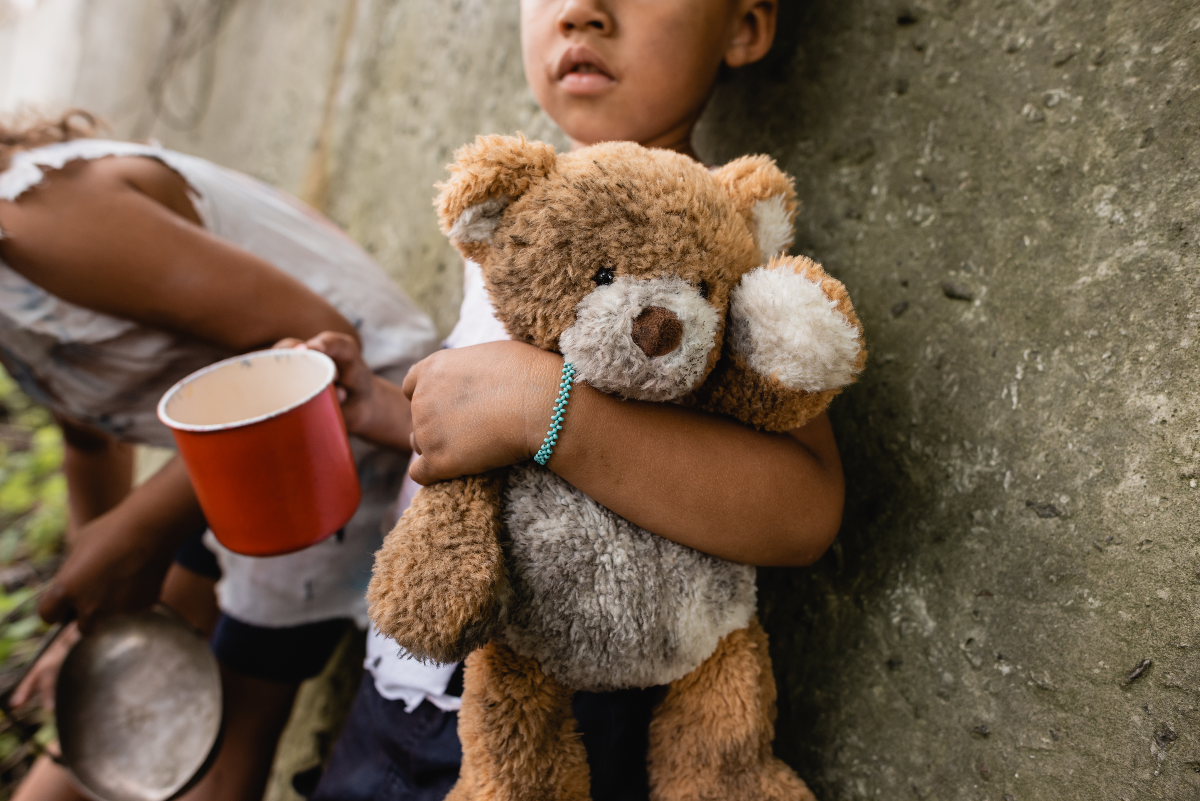 poverty, child in poverty, child with teddy bear, QuéOnnda