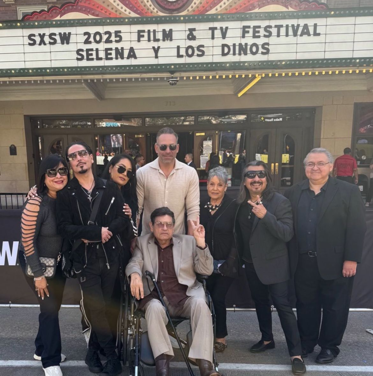 Selana y los Dinos, música