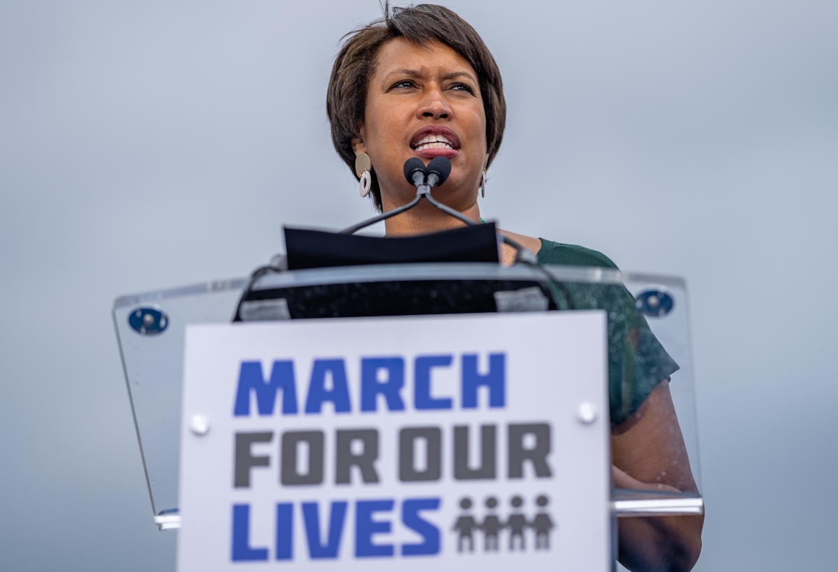 Muriel Bowser, comunidad latina, DC