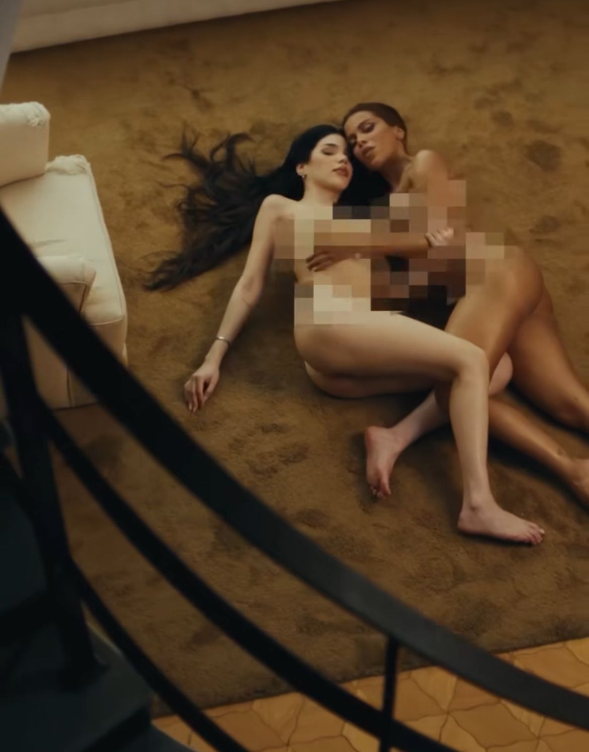 Anitta, In 4, song