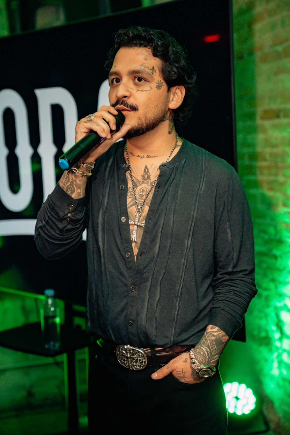 Christian Nodal, cerveza, entretenimiento