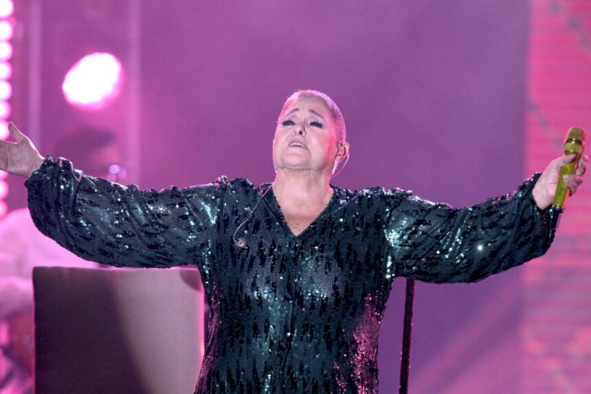 Lupita D'Alessio, música, leyendas