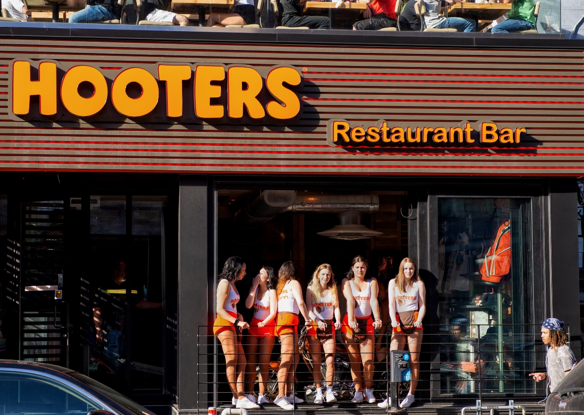 Hooters, finanzas