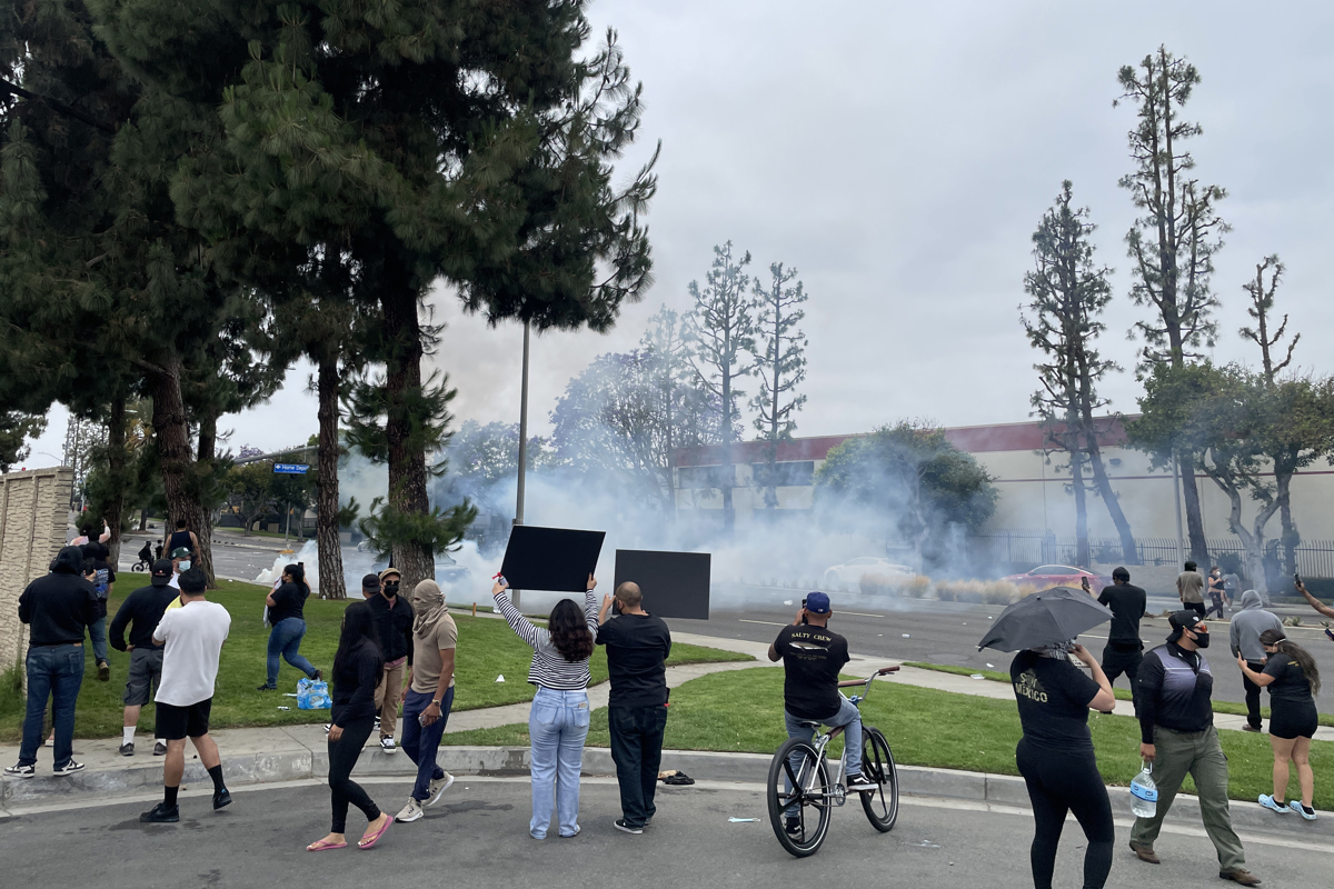 marchas antiinmigrantes, protestas, gente protestando, hombre en bicicleta en protesta, carteles de protesta
