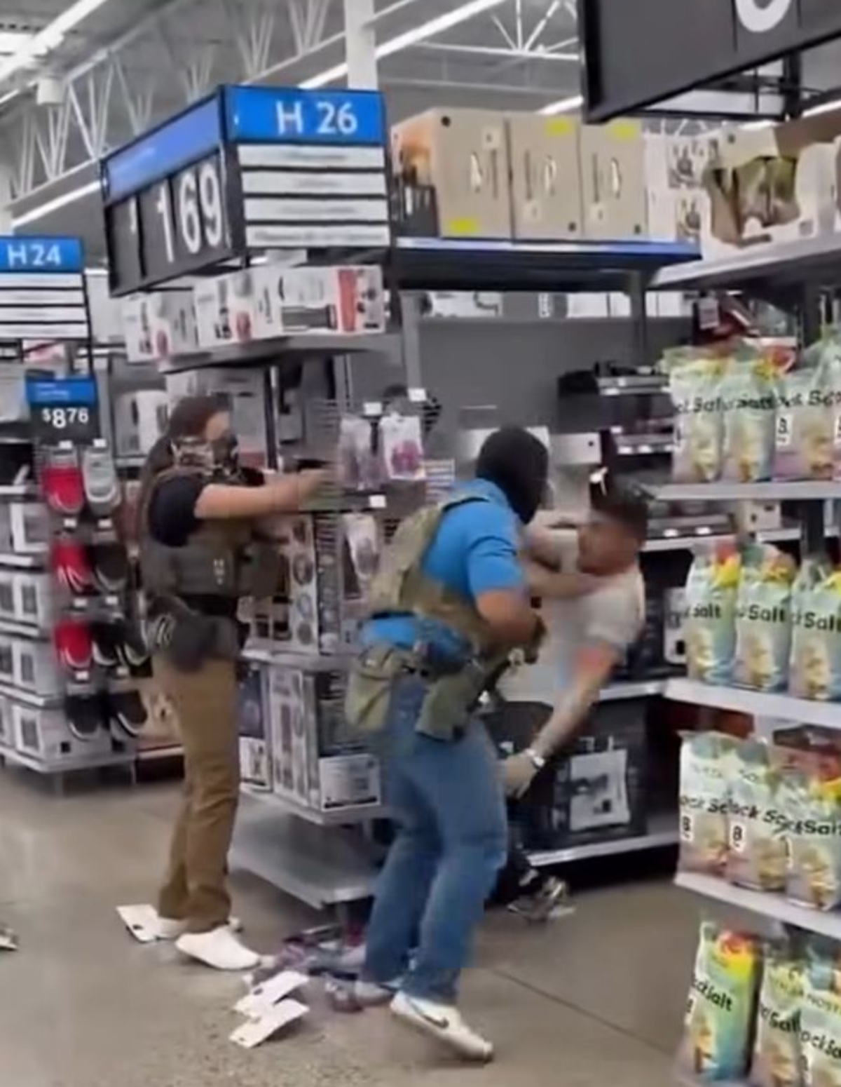 Walmart ICE taser, Walmart ICE, Walmart taser, ICE, QuéOnnda