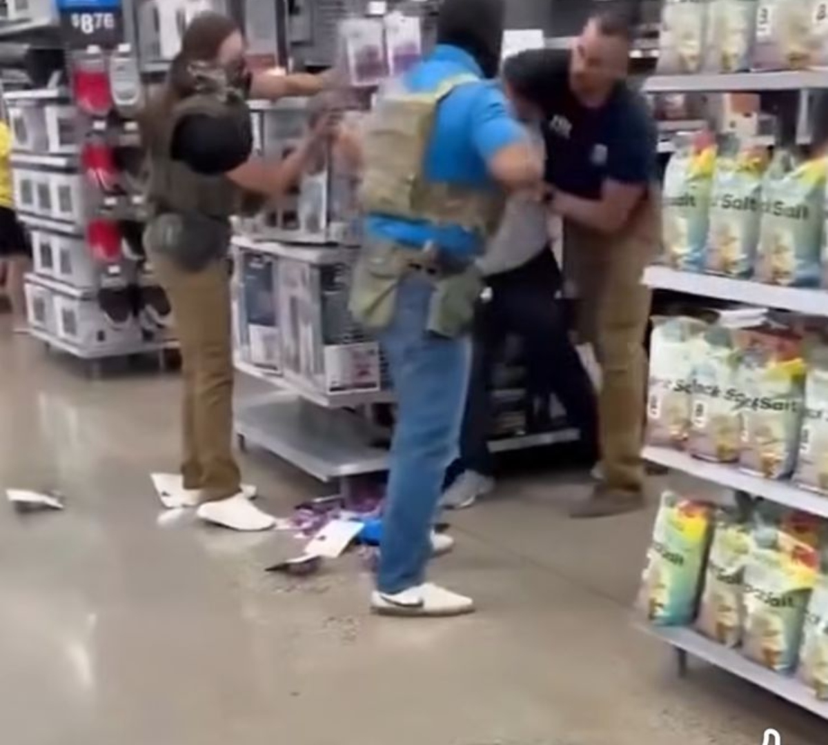 Walmart ICE taser, Walmart ICE, Walmart taser, ICE, QuéOnnda