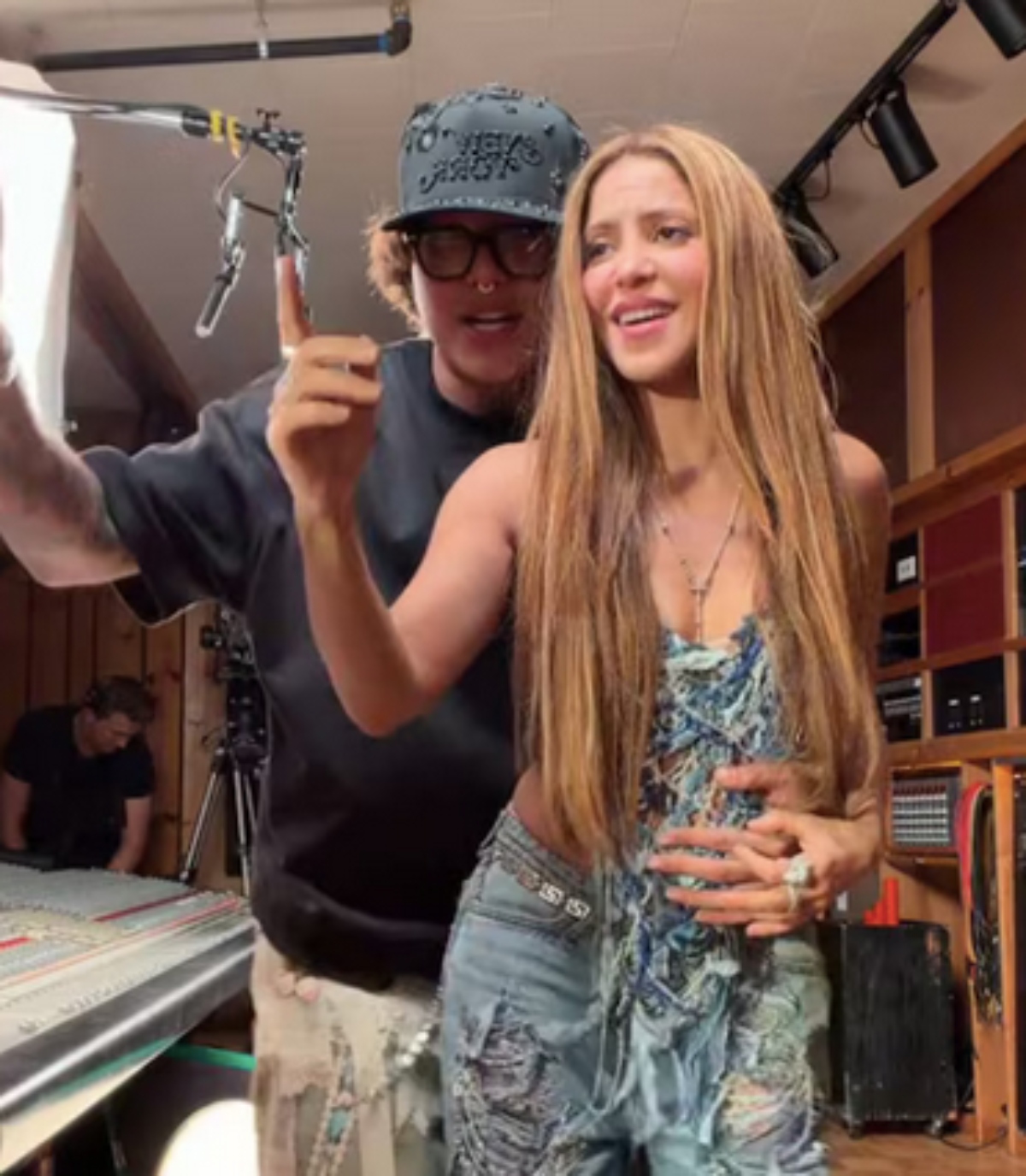Shakira, Beéle