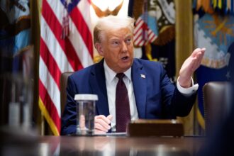 Trump exige empresas extranjeras, Trump leyes migratorias, Trump Truth Social, redada Hyundai, QuéOnnda