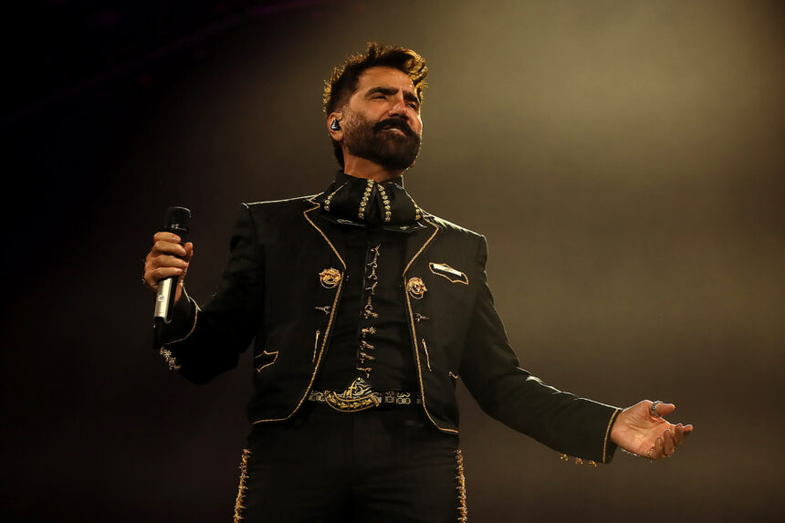 Alejandro Fernández rinde homenaje, De Rey a Rey, Alejandro Fernández, Vicente Fernández, QuéOnnda