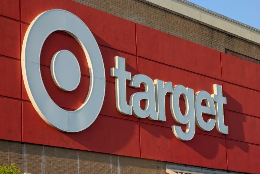 Target requires employees to smile, Target, employees, QuéOnnda