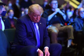 Trump sufre caída en aprobación, Trump, caída en aprobación, Trump encuesta, QuéOnnda