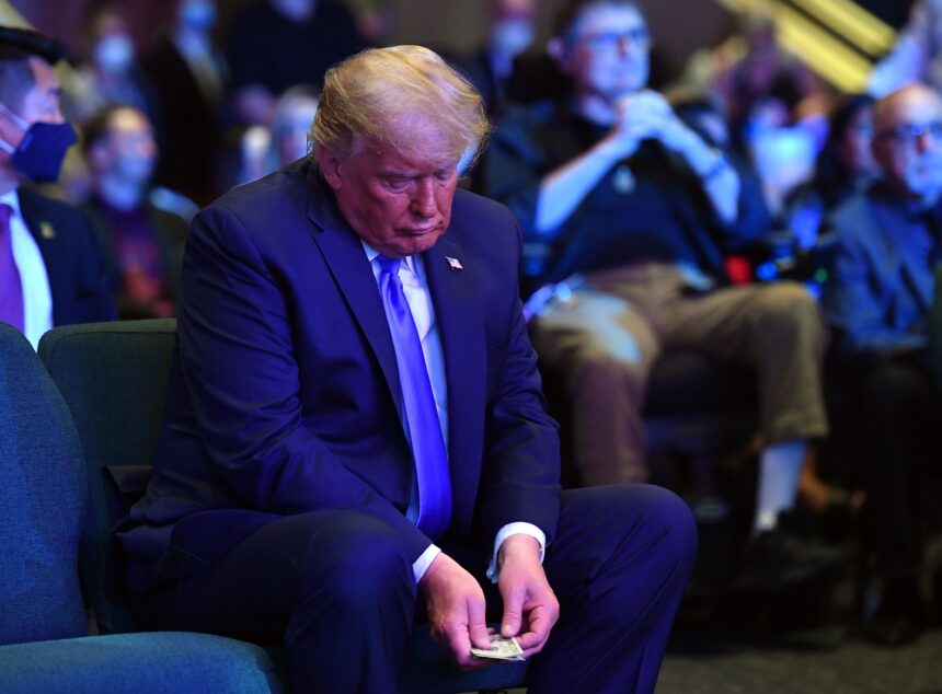 Trump sufre caída en aprobación, Trump, caída en aprobación, Trump encuesta, QuéOnnda