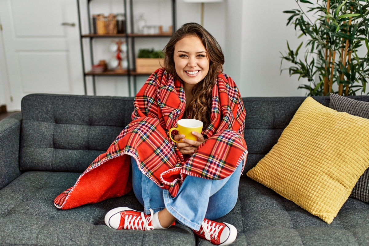 salud hispanos en invierno, salud en invierno, mujer abrigada, QuéOnnda