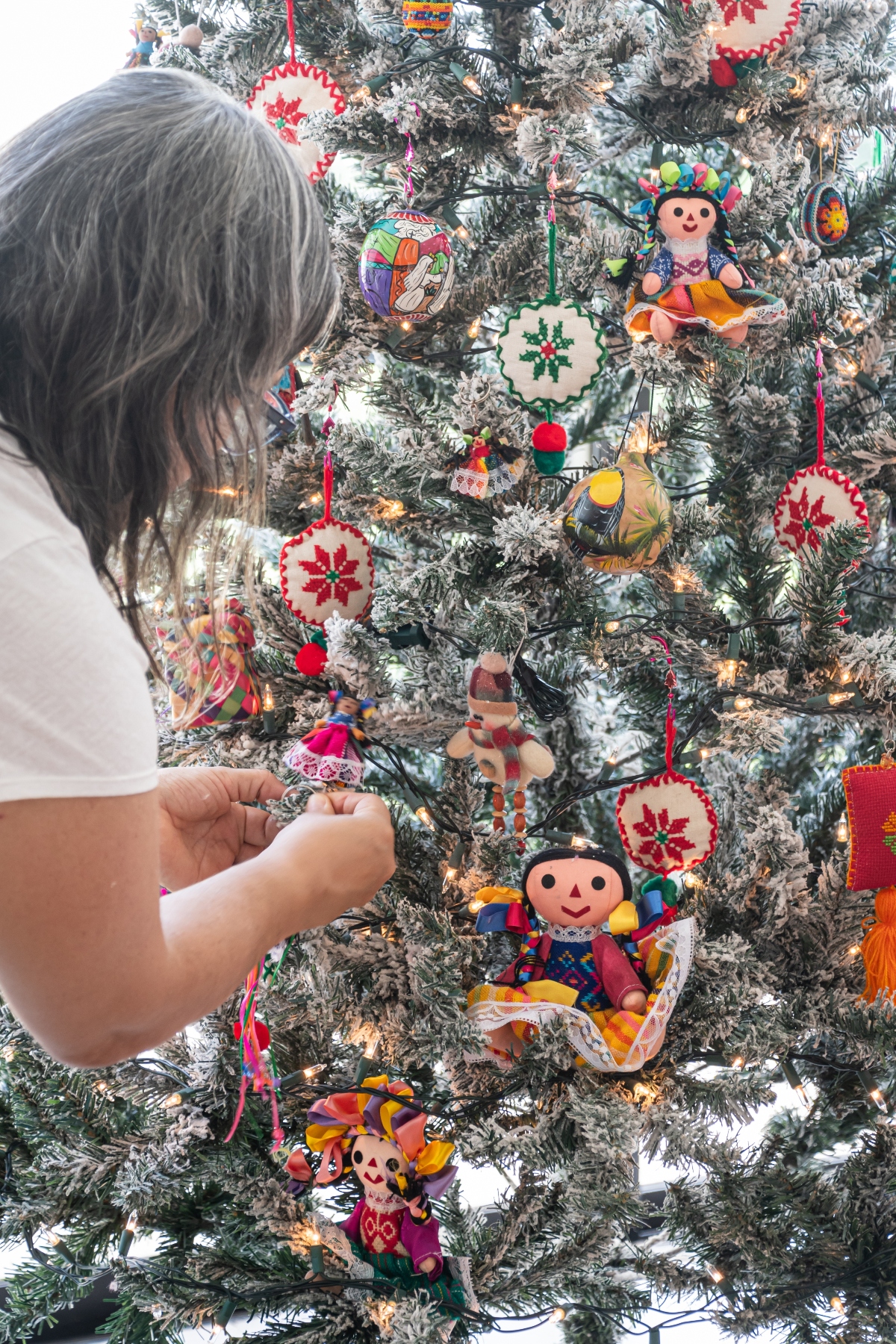 Decoración navideña latina, pino de Navidad, muñeca mexicana, Navidad, QuéOnnda