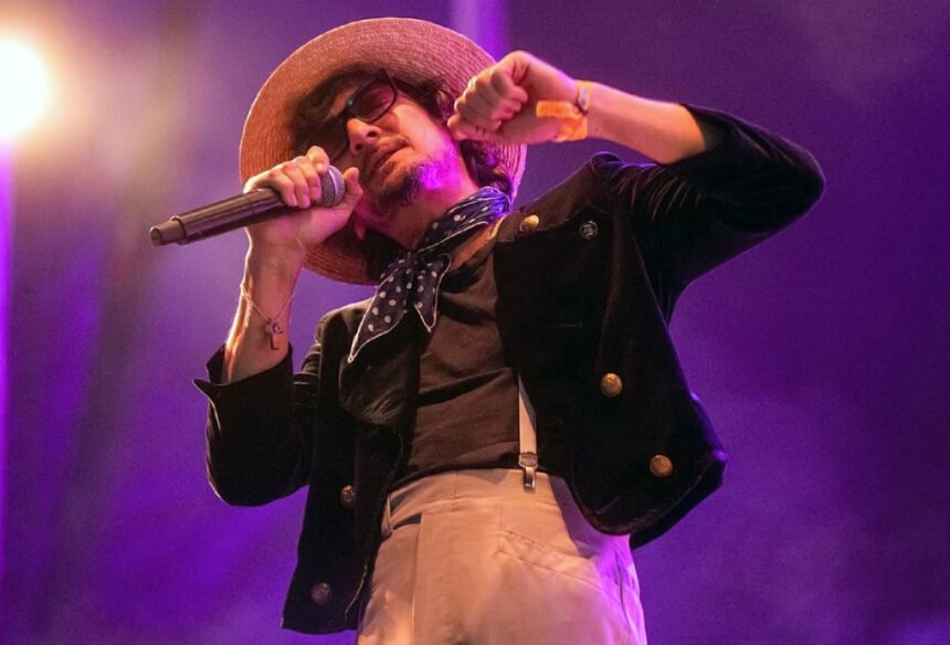 León Larregui, music