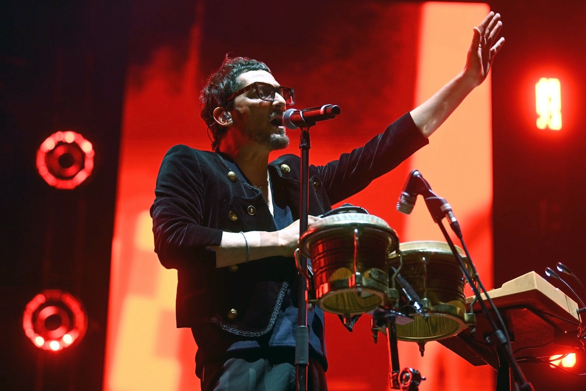 León Larregui, música