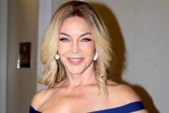 Laura Flores, operación