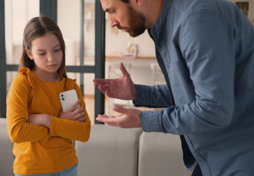 hijos sin celular, uso del celular, niños y celular, niños y pantallas, QuéOnnda