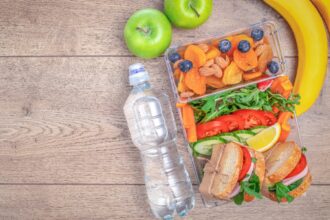 Healthy latin snacks, snacks, water bottle, sandwich, QuéOnnda