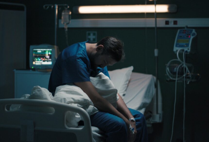 de médico a paciente, Medicina con Cabeza, Dr. Carlos Yebra, médico en cama de hospital, QuéOnnda