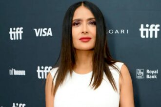 Salma Hayek adopta a perrita
