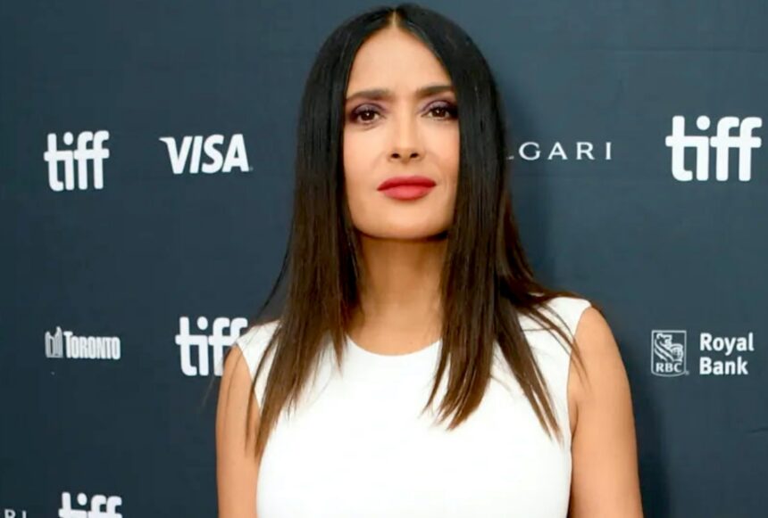 Salma Hayek adopta a perrita