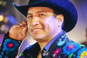 Julión Álvarez muestra fotos de su tercer hijo