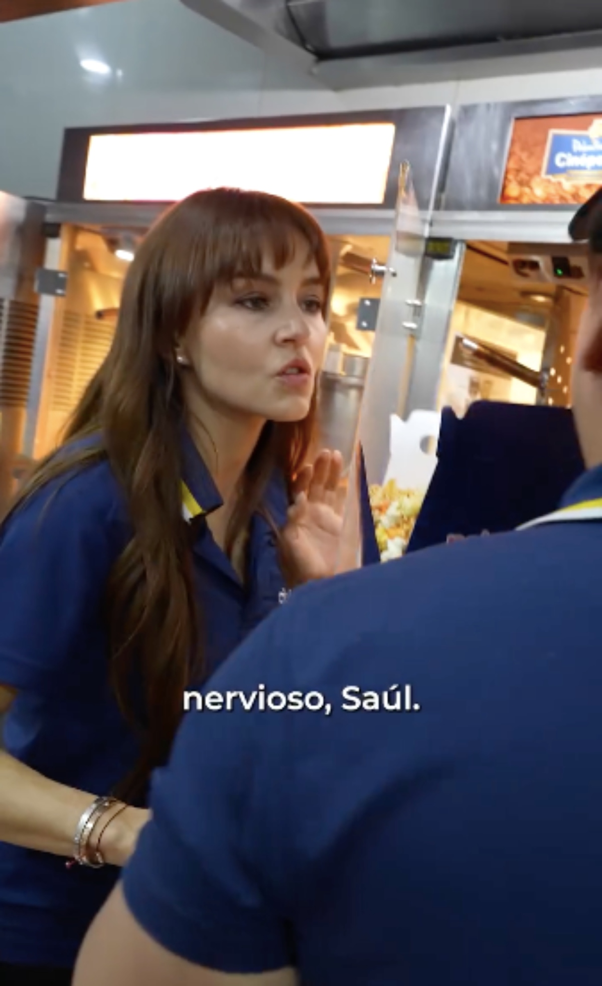 Angelique Boyer atiende gente en un cine